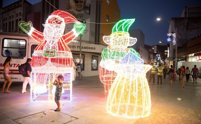 Centro de Maceió recebe decoração de Natal