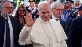 Papa Leão XIV foi submetido à fisioterapia respiratória, voltou a comer e está andando, diz Vaticano