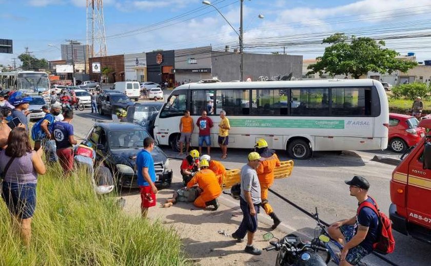 Acidente envolvendo cinco veículos deixa feridos e trânsito caótico na Menino Marcelo