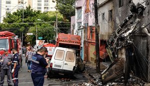 Avião de pequeno porte cai sobre casas na zona norte de São Paulo