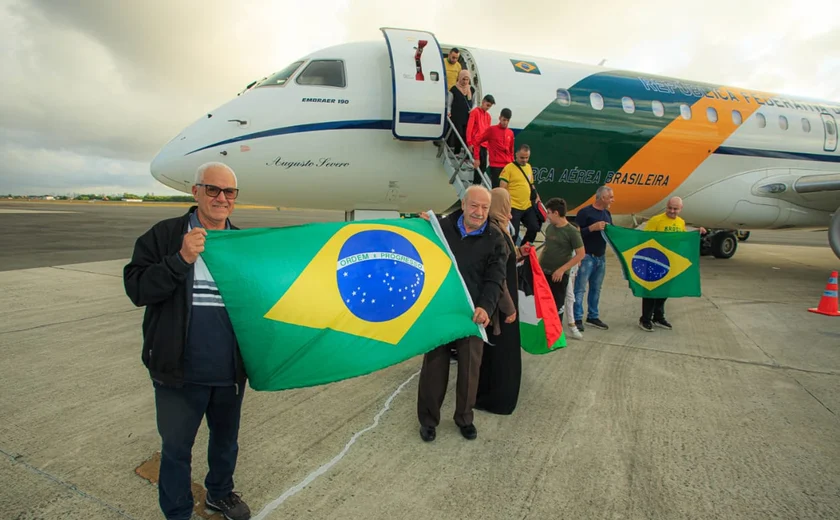 Grupo de 32 brasileiros repatriados da Cisjordânia chega ao Recife