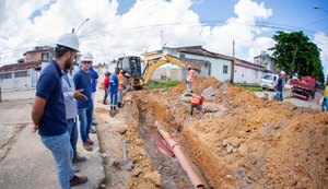 Obra de esgotamento sanitário da Sanama prejudica sistema de drenagem em via do Benedito Bentes