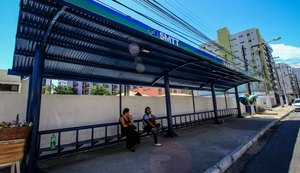 Usuários de ônibus ganham novos abrigos em Maceió