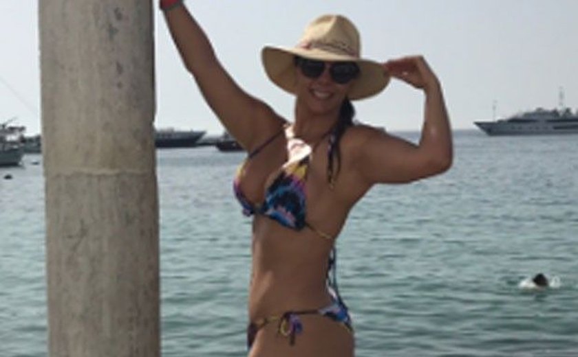 Carla Perez se diverte em família na Grécia e exibe corpão aos 39