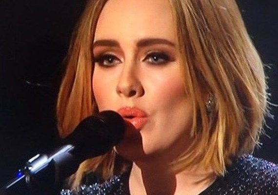 Cantora Adele quebra recorde se torna a mulher a ficar mais tempo nas paradas