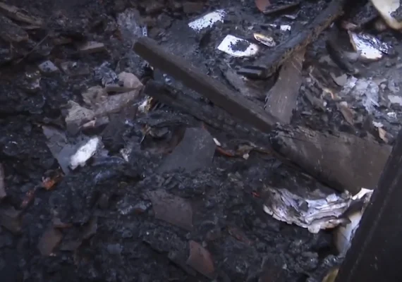Homem pede ajuda financeira após casa ser destruída por incêndio