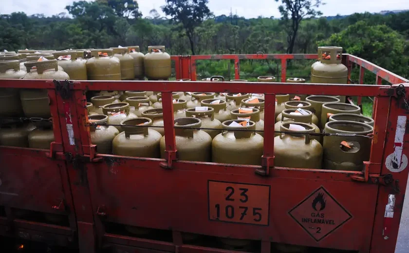 Gás gratuito para 1 milhão de famílias tem início nesta segunda-feira (24)
