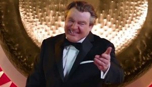 Mike Myers está irreconhecível no primeiro trailer de 'The Gong Show'