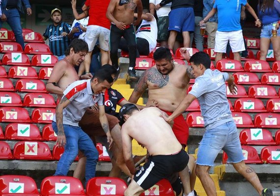 Federação Mexicana abre apuração após violência brutal em estádio