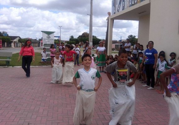 Crianças redescobrem brincadeiras tradicionais na Biblioteca Arapiraquinha