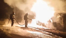 Caminhão-tanque tomba e incendeia casas em Belo Horizonte