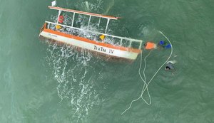Catamarã vira durante passeio na Barra de Santo Antônio e deixa passageiros assustados