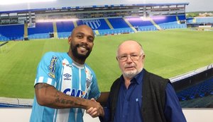 Lateral direito Maicon é apresentado no Avaí para disputa do Brasileirão