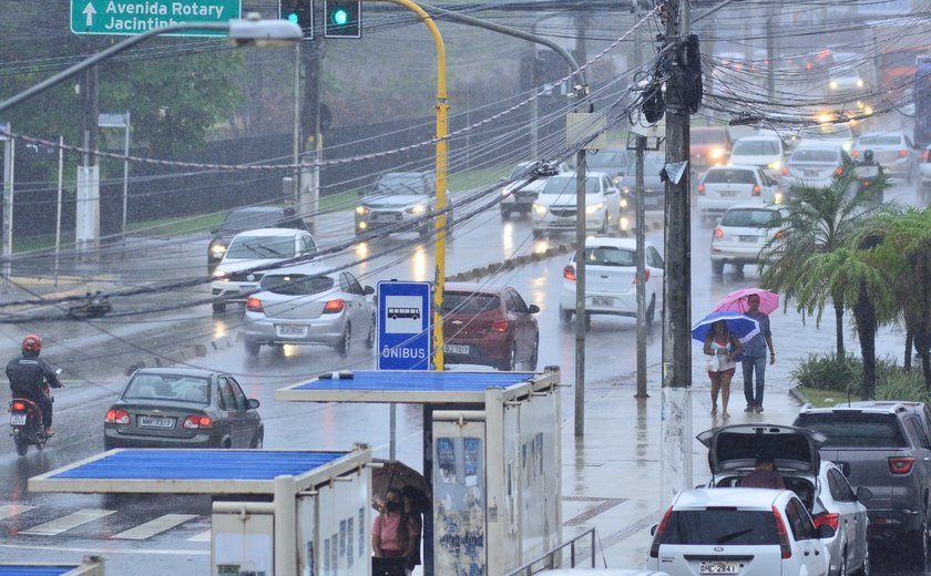 Inmet emite alerta amarelo de chuvas para Maceió e 72 municípios de AL
