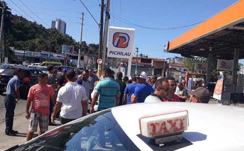 Taxistas protestam contra preço do GNV e excesso de agentes da SMTT