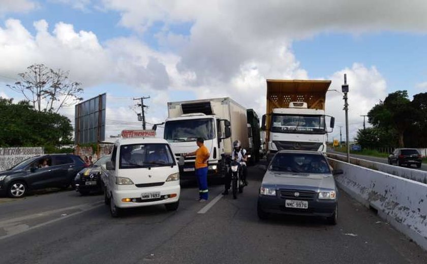 Sem abastecimento de água, populares bloqueiam trecho da BR-104 no Km 87