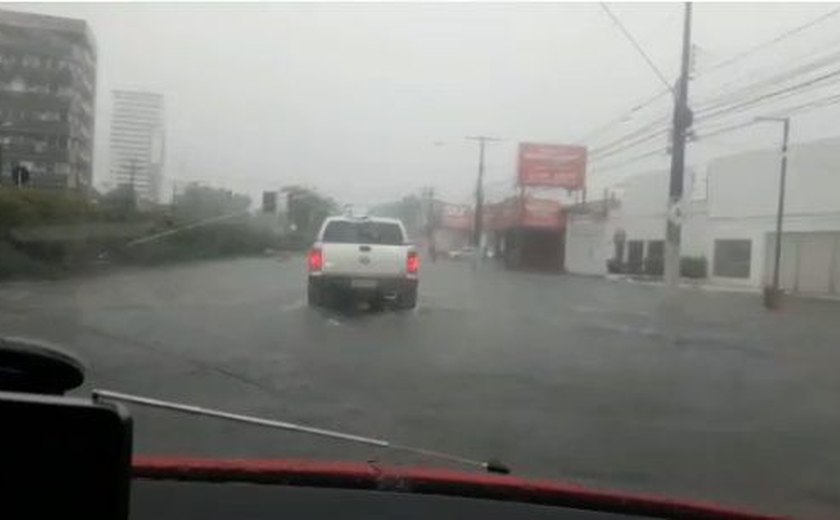Temporal atinge principais avenidas e ruas de Maceió afetando trânsito
