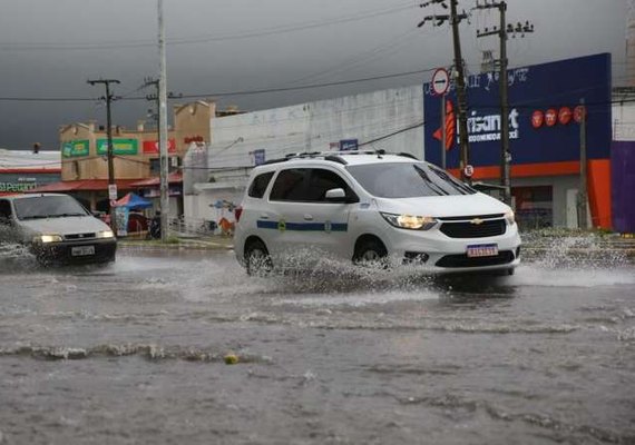 Chuva forte em Fortaleza alaga ruas e provoca bloqueios