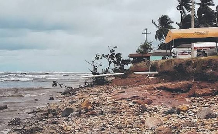 Praias alagoanas são severamente atingidas por marés altas