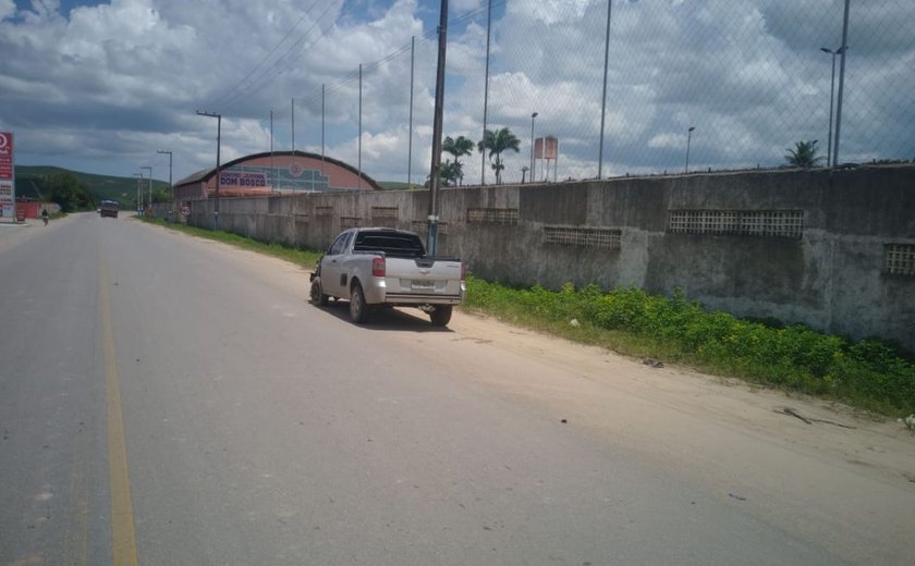 Condutor de carro de passeio e de cinquentinha colidem em Matriz de Camaragibe