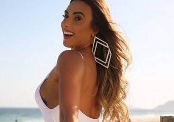 Nicole Bahls volta a fazer ensaios sexy e tamanho do bumbum impressiona