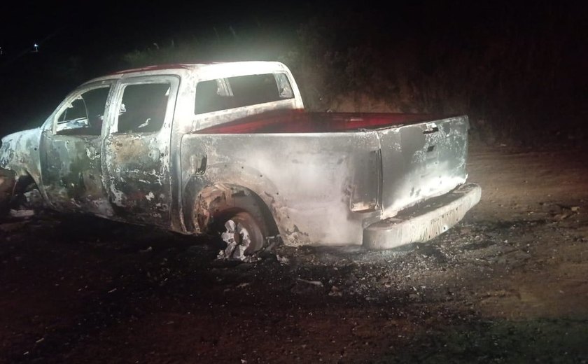 Carro pega fogo e fica destruído na zona rural de Girau do Ponciano