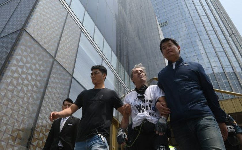 'Homem-aranha' francês é detido ao tentar escalar arranha-céu em Seul