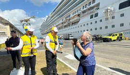 Agentes bilíngues do Ronda no Bairro recepcionam turistas no Porto de Maceió