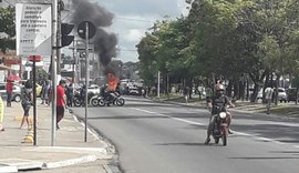 Carro pega fogo e congestiona trânsito na Fernandes Lima