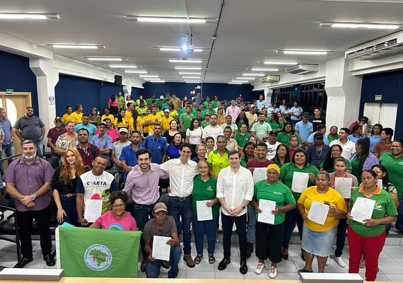 Catadores recebem maquinários e equipamentos