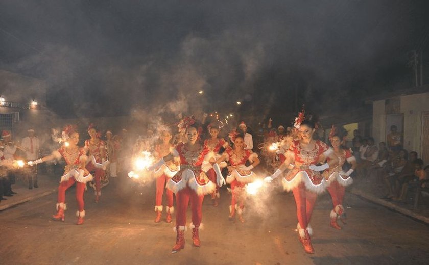 Minador do Negrão/AL  abre período natalino com desfile e muita iluminação