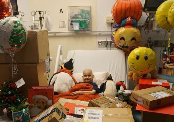 Garoto com câncer pede cartões do mundo todo para comemorar último Natal