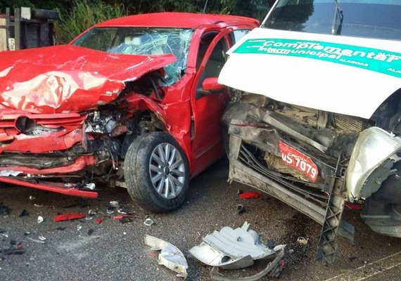 Duas pessoas ficam feridas em colisão durante a madrugada