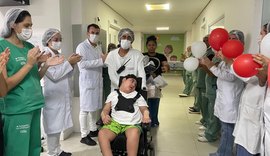 Após sete meses de internação, menino de 8 anos recebe alta no Hospital da Criança de Alagoas