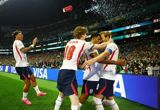 Com um a menos, Inglaterra derruba México no Azteca e segue na Copa