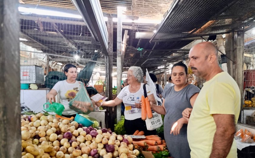 Lenilda Luna defende direitos dos trabalhadores em panfletagem na feirinha do Tabuleiro