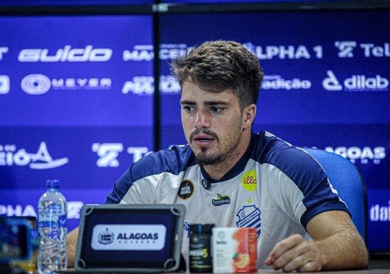 Matheus Melo destaca força coletiva e adaptação como falso nove no CSA