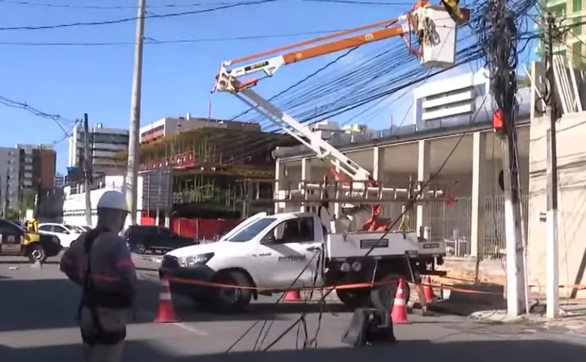 Poste tomba e bloqueia trânsito em rua movimentada na Jatiúca