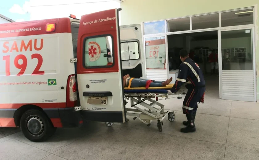 Idoso de 65 anos fica com suspeita de fratura após ser atropelado por motocicleta