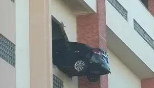 Carro fica pendurado a mais de 20 metros do nível da rua em Belo Horizonte