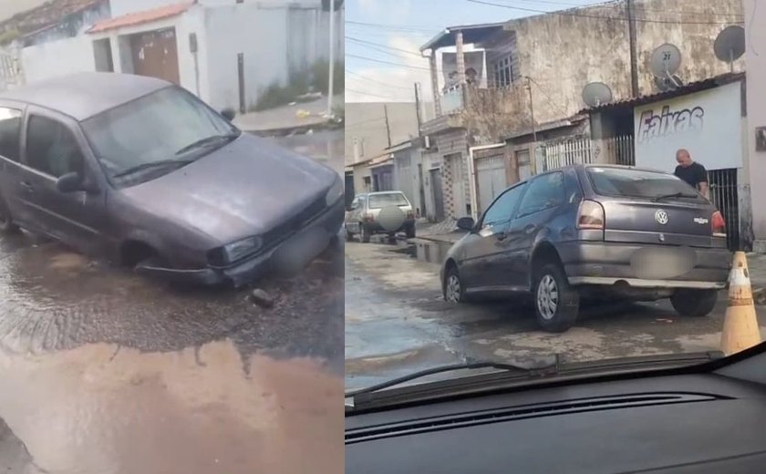 Vazamento de água faz asfalto ceder e carro fica parcialmente 'engolido'' na pista