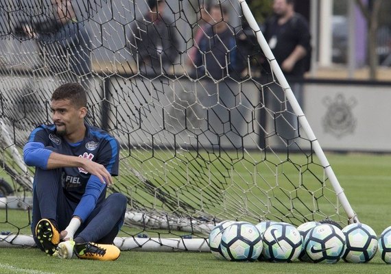 Comparado a Marquinhos, Léo Santos ganha atenção especial no Corinthians