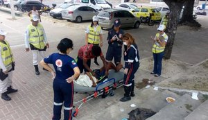 Populares acionam Ronda no Bairro para socorrer homem após desmaio na orla de Maceió