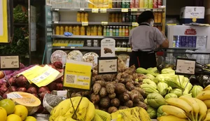 Contratos de trabalho por hora em supermercados aumentam precarização