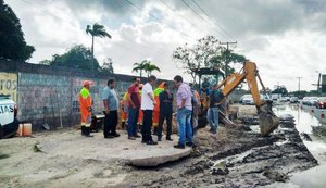 Obra de drenagem é executada em acostamento da Avenida Menino Marcelo