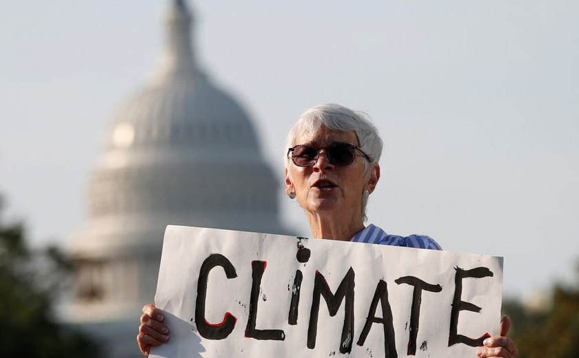 Ativistas bloqueiam ruas de Washington em protesto pelo meio ambiente nos Estados Unidos
