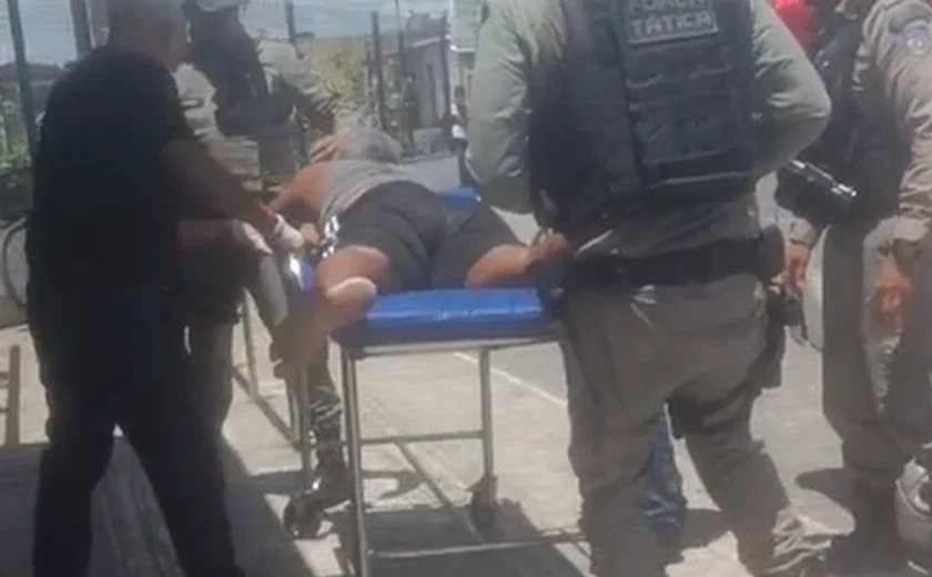 Homem em crise epilética é socorrido por militares no Eustáquio Gomes