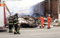 Incêndio em madereira no Barro Duro em Maceió