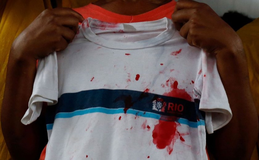 Corpo da menina Ketellen, morta por bala perdida, é enterrado na Zona Oeste do Rio