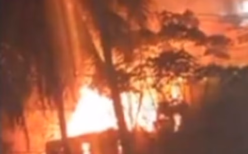 Incêndio atinge vegetação e ameaça casas no bairro do Feitosa